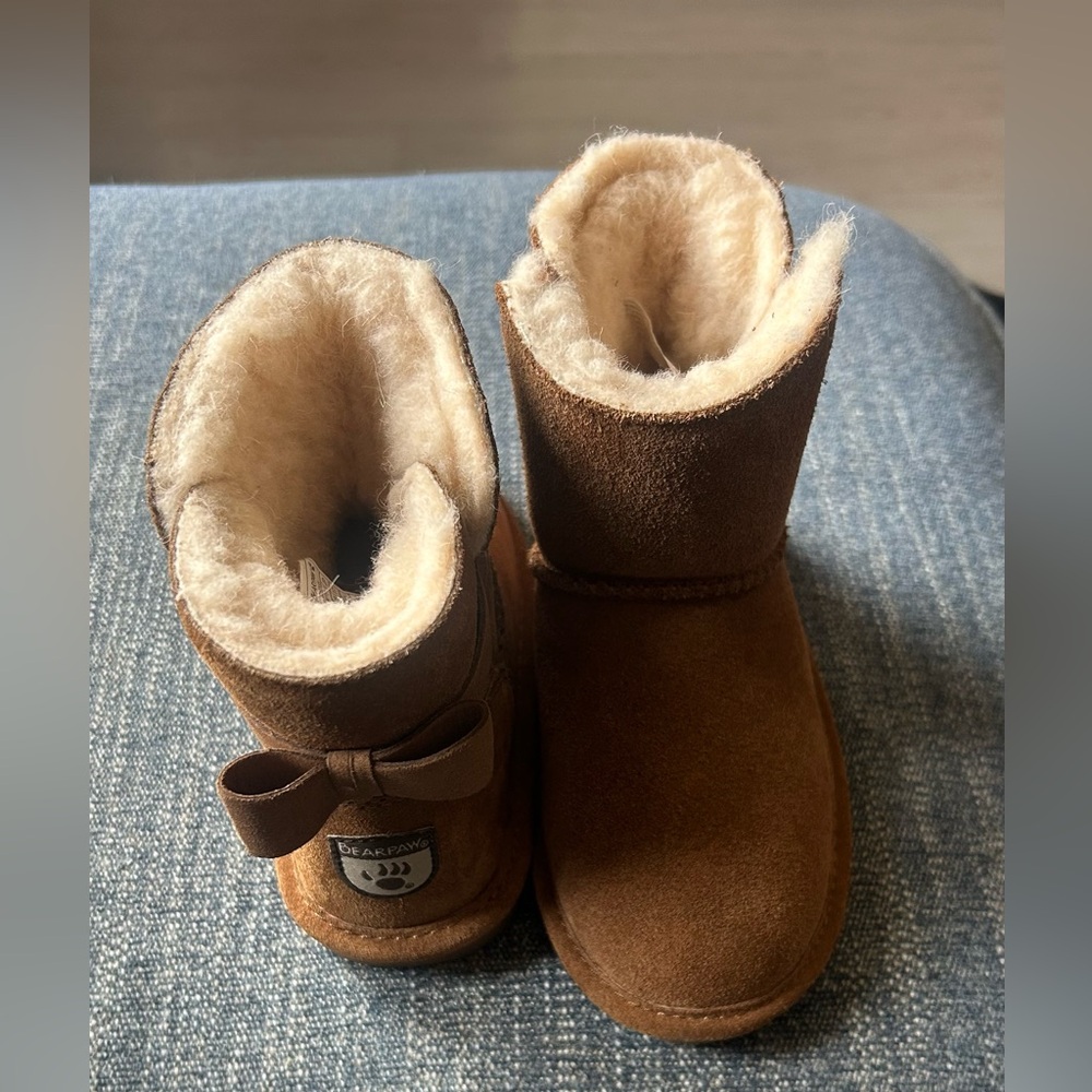 BEARPAW Toddler Girls Victoria Boots Size 11 Hickory Suede Bow Detail